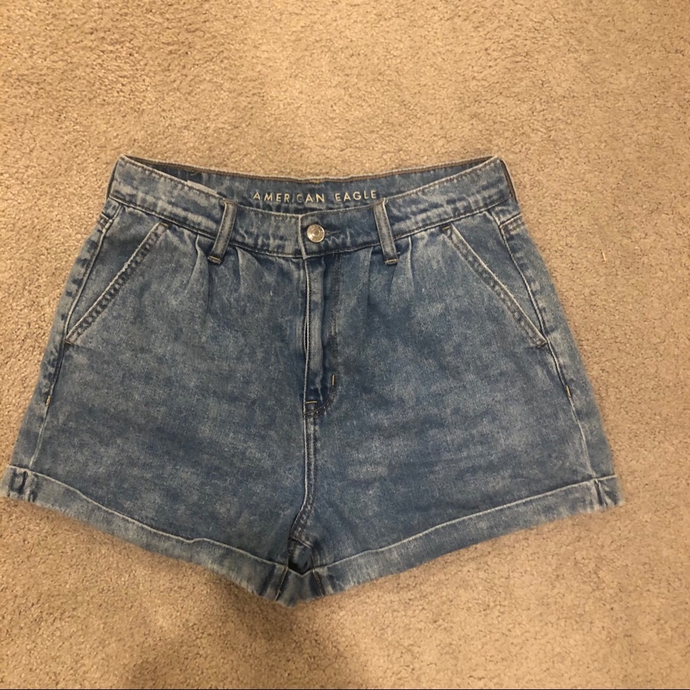 AMERICAN EAGLE mom Jean shorts size 4 never worn